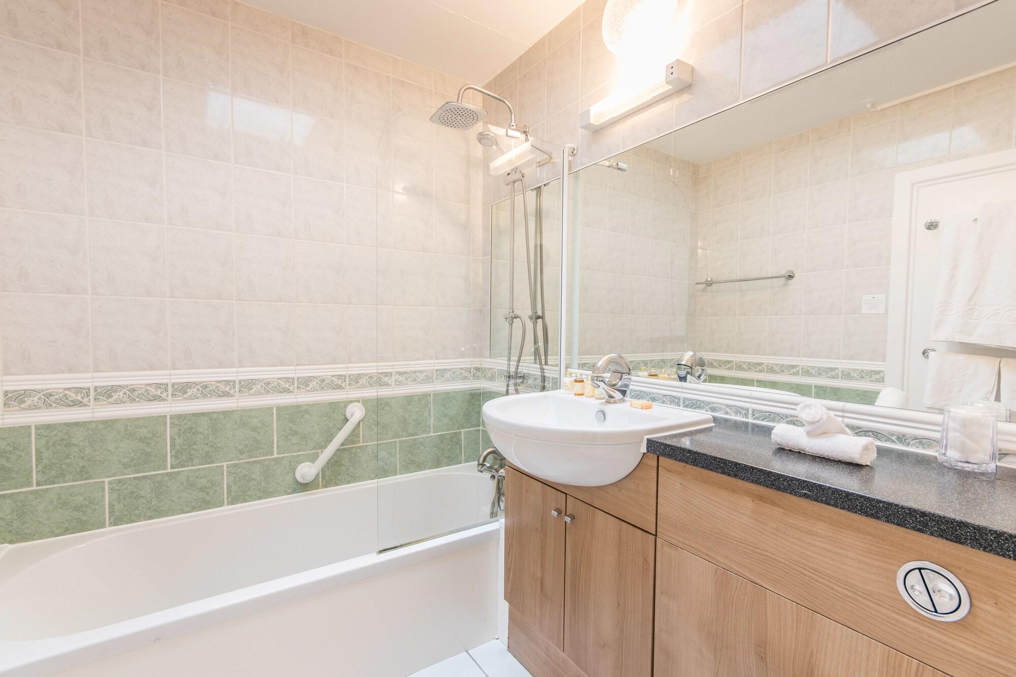Grovefield Manor Hotel Пул Екстериор снимка